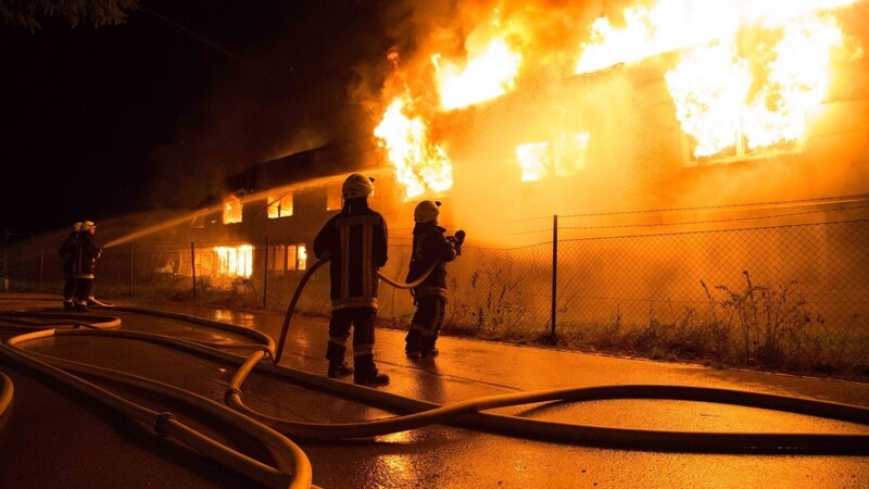 Angesichts dieser Bilder schwer zu glauben, aber bei dem Brand wurde zum Glück niemand verletzt. (Fotos: FD)