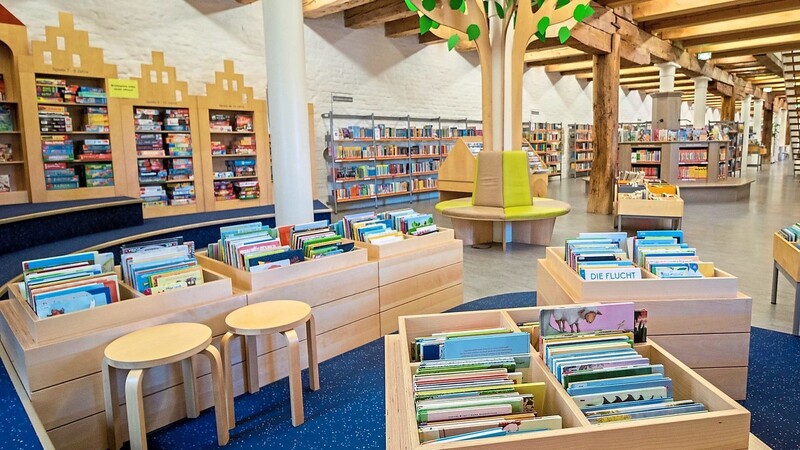 Lesen macht Spaß, die Wahl des Buchs sollte sich nach den Interessen des Kindes richten. In der Kinderbibliothek der Stadtbibliothek gibt es eine große Auswahl und bei Fragen auch Tipps von Bibliothekaren.