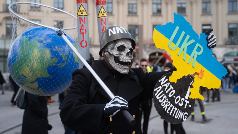 Ein Demonstrant mit Totenkopfmaske bei den Protesten am Stachus im vergangenen Jahr.
