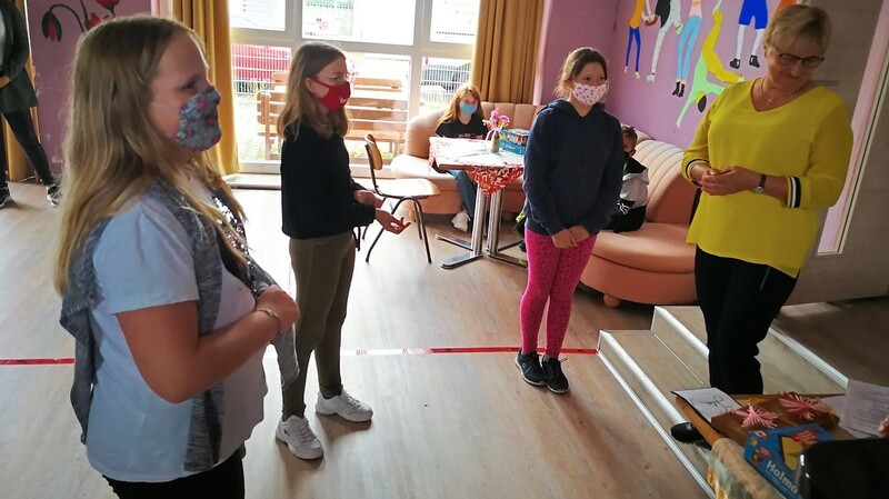 Jute-Chefin Brigitte Wölfl (rechts) stellte den Kindern das Freizeitprogrammder Einrichtung vor.