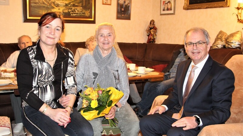 Tochter Gabi mit Jubilarin Lydia Rilke und Bürgermeister im Rahmen der familiären Geburtstagsfeier.