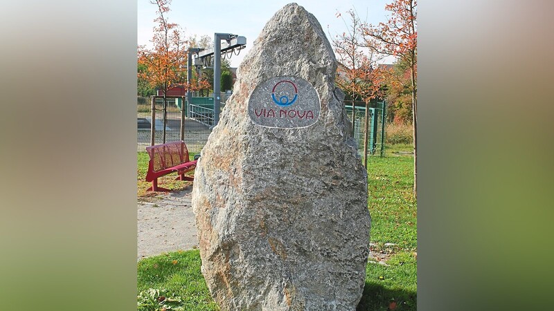 Der Stein mit dem "Via Nova"-Logo dient den Pilgern als Wegweiser.