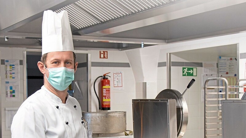 Küchenchef Nikolaus Bugarin bereitet für die Patienten der Schlossklinik bestimmte Speisen mit Wasserschutz-Weizenmehl zu.