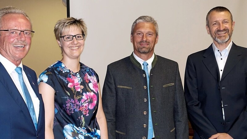 Die neu in den Aufsichtsrat gewählte Daniela Wollny, sowie der erneut berufene Albert Allkofer (Mitte), zusammen mit dem Aufsichtsratsvorsitzenden Josef Gruber (links) und dem Gremiumsmitglied Armin Meier (rechts).