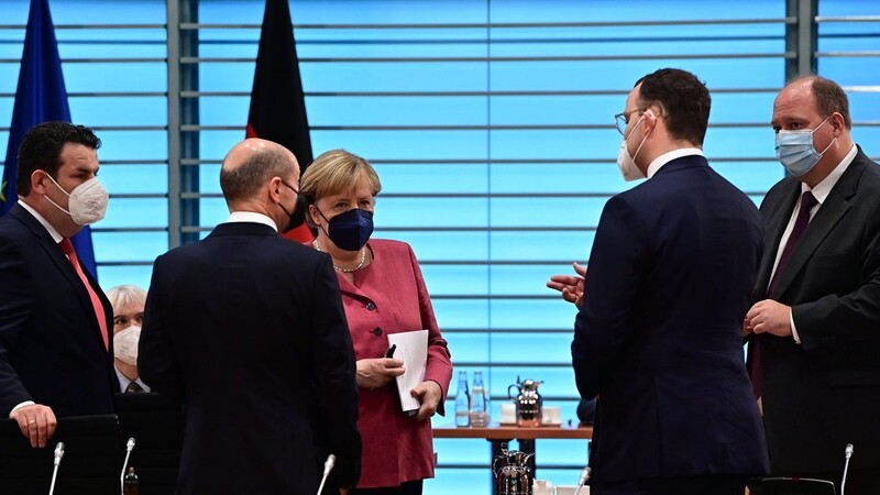 Die Bundesregierung unter Kanzlerin Angela Merkel (Mitte) hat seit 2017 mehr als eine Milliarde Euro für externe Berater ausgegeben.