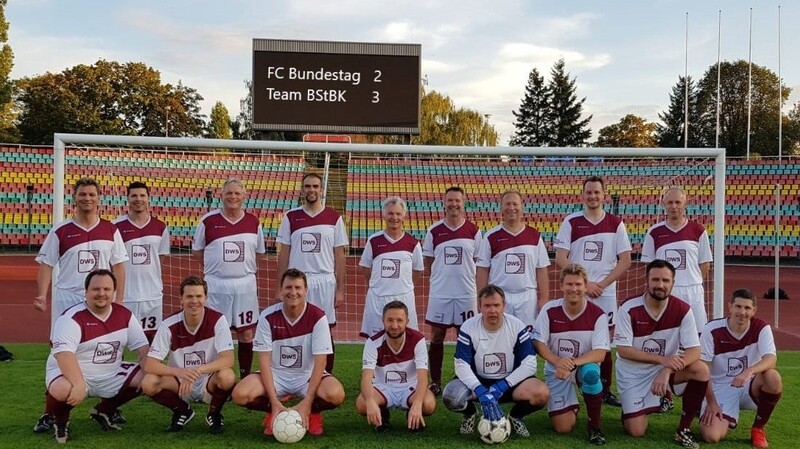 Das Team der Steuerberater beim Spiel im vergangenen September mit Tobias Bergbauer als Torhüter.