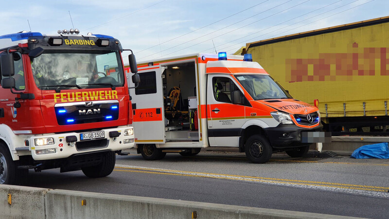 Schwerer Unfall am Mittwochnachmittag auf der Autobahn A3 bei Regensburg. Drei Menschen wurden dabei verletzt, der Sachschaden beläuft sich auf rund 50.000 Euro.