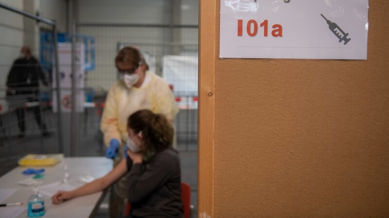 In einem Messezentrum wird eine Impfung simuliert: So ähnlich könnte es ab 15. Dezember auch in der Messehalle am Hagen aussehen, wenn die Covid-Impfungen beginnen.