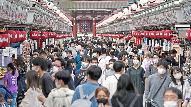Wegen des fehlenden Abstands erschrickt man als Europäer bei diesem Bild im ersten Moment. Hunderte von Menschen bummeln durch das beliebte Einkaufszentrum im Tokioter Stadtteil Asakura, tragen aber wie selbstverständlich einen Mund-Nasen-Schutz.