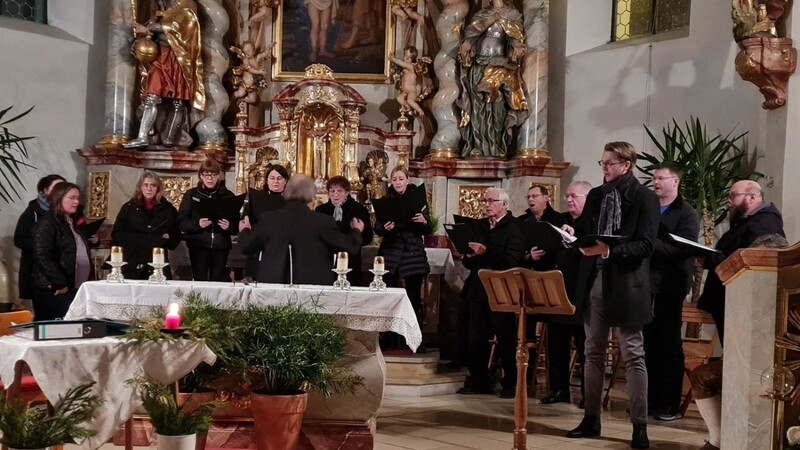 Der Kirchenchor Moosbach mit Solist Lukas Kallup (vo.r.).