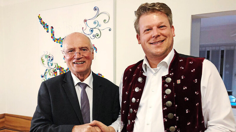 Bürgermeister Josef Reiser überbrachte seinem zweiten Stellvertreter Matthias Bendl (rechts) Glückwünsche und ein Präsent.