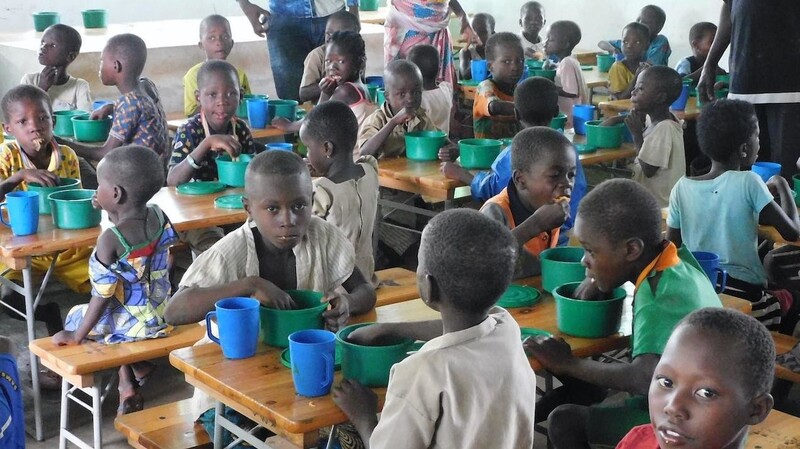 Die Kinder sind glücklich, wenn sie bei der Schulspeisung eine Schüssel voll Essen ganz allein aufessen dürfen.
