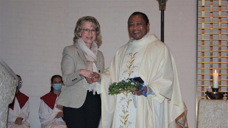 Bürgermeisterin Monika Maier überreichte Pfarrer Cyprian Anyanwu zur Begrüßung in der Gemeinde ein Buchskranzl.