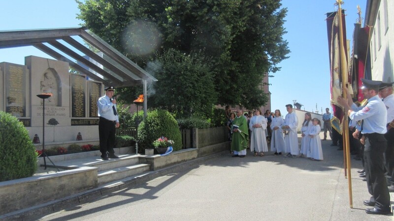 KSK-Vorsitzender Heinrich Sirtl hielt im Rahmen des Jahrtages die Ansprache vor dem Kriegerdenkmal.