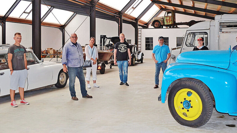 Freute sich in seiner Ausstellungshalle im ehemaligen Mundepot bei Sandelzhausen über das Interesse und den Besuch der IG US-Car-Hallertau: Citroën-Sammler Franz Peters (2. v. l.).