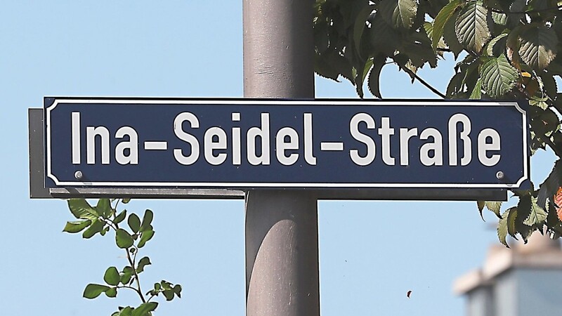 Die Ina-Seidel-Straße im Wohngebiet "Nördlich Wolfgangsiedlung" wurde 1999 vom Kultursenat nach einer der bedeutendsten Schriftstellerinnen des "Dritten Reichs" benannt. An diesem Montag entscheidet der Kultursenat auf Antrag von der Fraktion SPD/Mut darüber, ob diese Entscheidung nach wie vor tragbar ist.