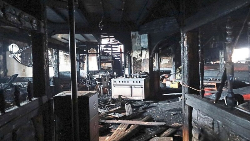 Die Pizzeria in der Moosfürther Straße brannte im Mai komplett aus. Auch die darüberliegenden Wohnungen und damit sämtliches Hab und Gut wurden zerstört.