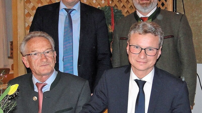 Wissenschafts- und Kunstminister Bernd Sibler (sitzend, rechts) trug sich in das Goldene Buch der Gemeinde Pfakofen ein.