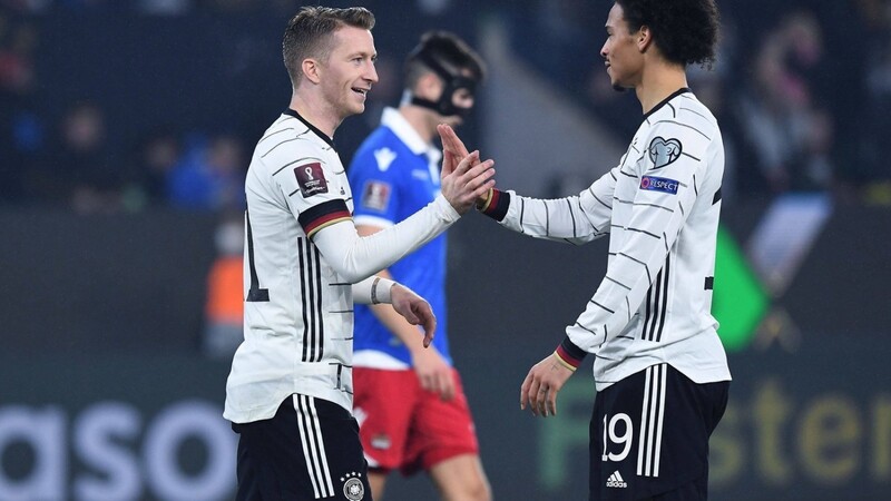 Marco Reus und Leroy Sane freuen sich über den Treffer zum zwischenzeitlichen 5:0 für Deutschland gegen Liechtenstein.