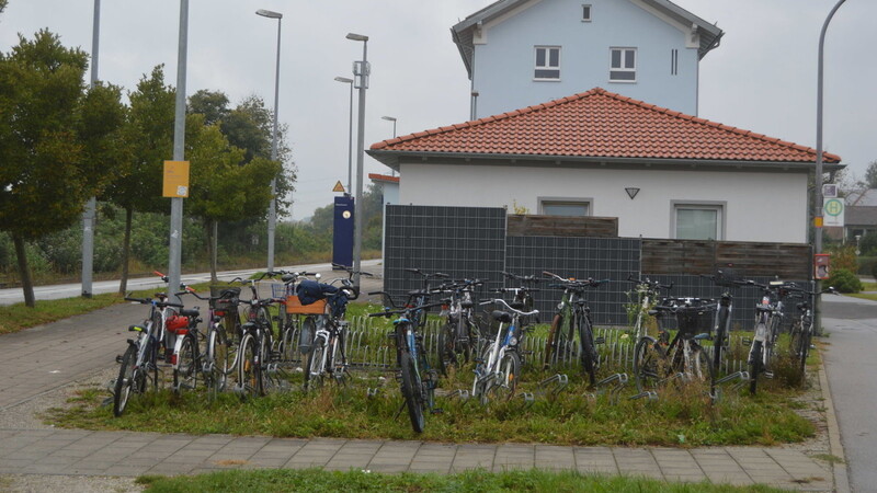 "Wie Kraut und Rüben" stehen zurzeit die Fahrräder am Bahnhof - so drückte sich Bürgermeister Josef Reff in der jüngsten Sitzung des Gemeinderates aus. Dies soll sich in absehbarer Zeit ändern.