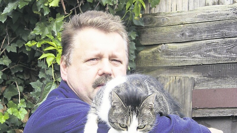 Tierpfleger Günter Hartl, der sich im Tiergarten unter anderem um die Löwen, Tiger und Luchse kümmert, mag Katzen auch privat sehr gerne: Sein Liebling heißt "Roschee".