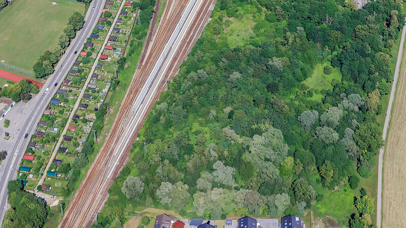 Das umstrittene Grundstück am Bahnhofswald (rechts unten) darf bebaut werden, das entschied der Bausenat in seiner Sitzung am Freitag.