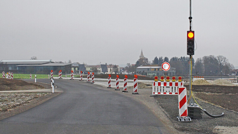 Aktuell heißt es: Links herum fahren beim Kreisverkehr Richtung Essenbach. Rechts fehlt ein Stück.