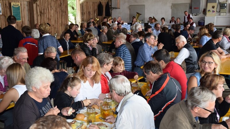 Bayerisches Lebensgefühl beim Gartenfest der Schützen: Geselligkeit bei einem leckeren Schweinebraten, einer Maß Bier und kräftigen Blasmusikklängen.
