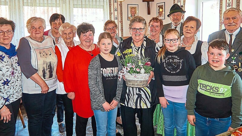 Die Vertreter seitens Frauenbund, Waldlerlustschützen und Gartler sowie die Enkelkinder Miriam, Verena und Jonas gratulierten Elisabeth Haberl zum 70. Wiegenfest.