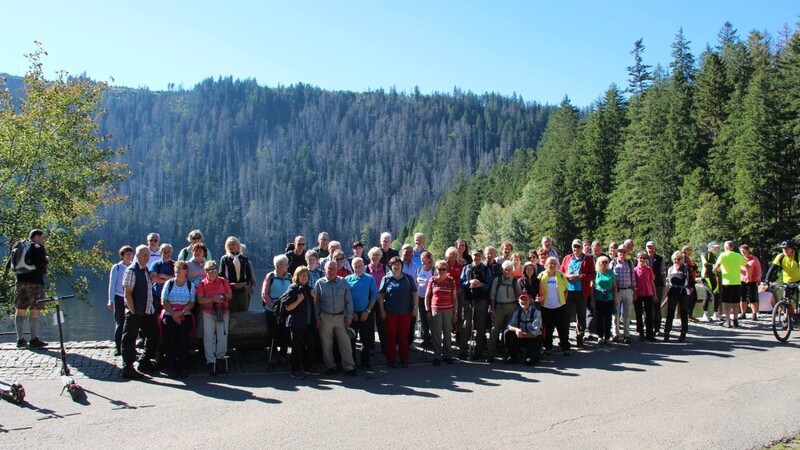 Die 50 Wanderer stellten sich beim Schwarzen See mit der Seewand im Hintergrund zu einem Erinnerungsfoto.