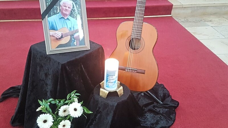 Das Bild und seine Gitarre erinnerte die Trauergemeinde an Adolf Biberger.