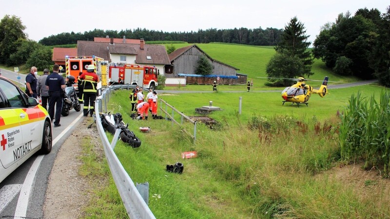 Ein 52-jähriger Motorradfahrer war zwischen Schorndorf und Neuhaus gestürzt. Der Rettungshubschrauber brachte ihn in eine Straubinger Klinik.