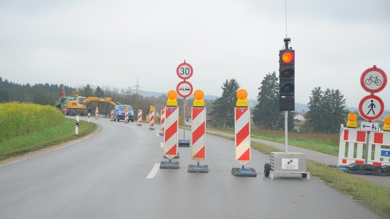 Aktuell läuft der Leitungsbau entlang derStraße nach Seyboldsdorf, die Stadtwerke hoffen, das Projekt noch vor dem Winter abschließen zu können.