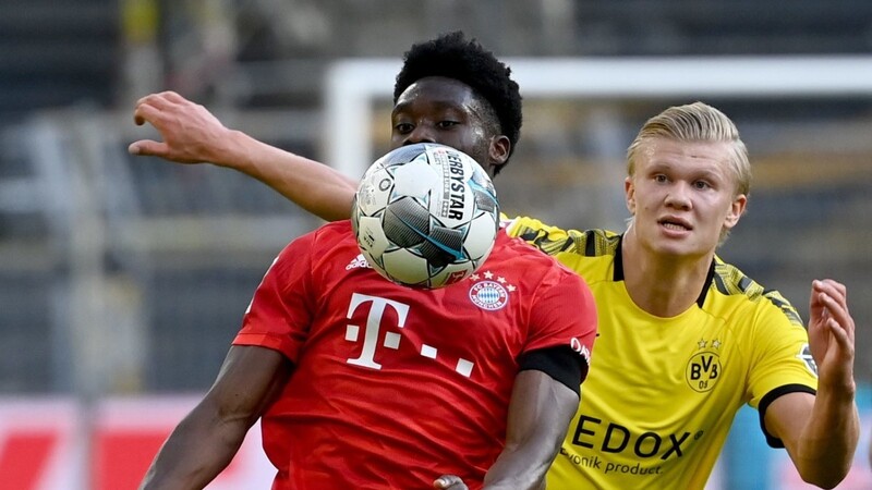 Alphonso Davies behauptet den Ball vor Dortmunds Erling Haaland.
