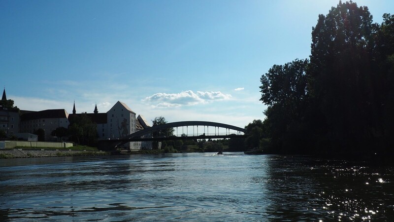 Die Schlossbrücke in Straubing. Hier hatten die zwei Jugendlichen versucht, von einem Donauufer ans andere zu schwimmen. (Archivbild)