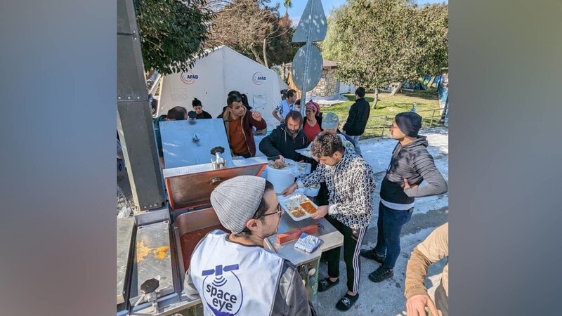 Sinan Öztürk gibt in Hatay Essen an Überlebende des schweren Erdbebens vor zwei Wochen aus. Nun erlebte er selbst ein neues Bebe