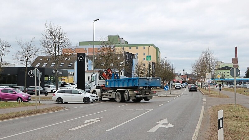 Mit Verkehrsbehinderungen muss fortan wieder auf der B 301/Freisinger Straße im Süden Mainburgs gerechnet werden. Die Bauarbeiten werden ab der Einmündung Karl-Benz-Straße (unser Bild) aufgenommen.