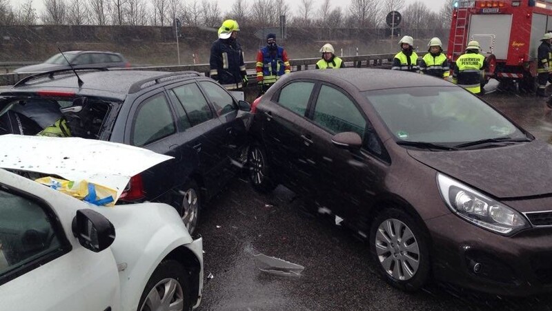 Schwerer Unfall im Landkreis Regensburg: Auf der A93 sind mehrere Fahrzeuge ineinander gekracht.
