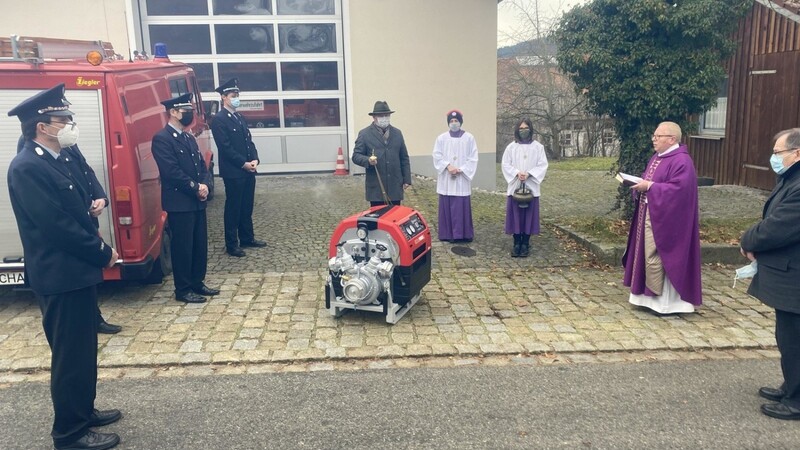 BGR Pfarrer Augustin Sperl segnete am zweiten Adventssonntag die neu angeschaffte Tragkraftspritze der Freiwilligen Feuerwehr Bärndorf.