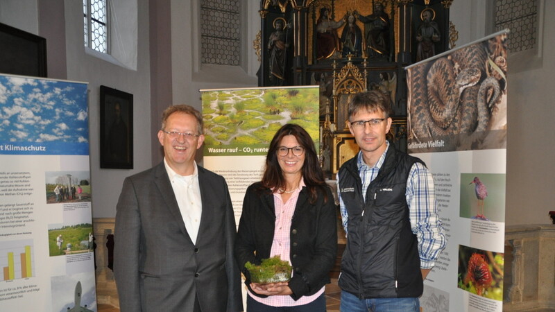Bei der Ausstellungseröffnung in der Frauenbergkirche (v. l.): Bürgermeister Christian Mayer, Fördervereins-Vorsitzende Andrea Einhellig und Nationalpark-Mitarbeiter Jochen Linner.