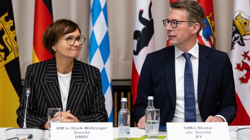 Bundesforschungsministerin Stark-Watzinger und der bayerische Wissenschaftsminister Blume investieren mehr Geld in Forschung.