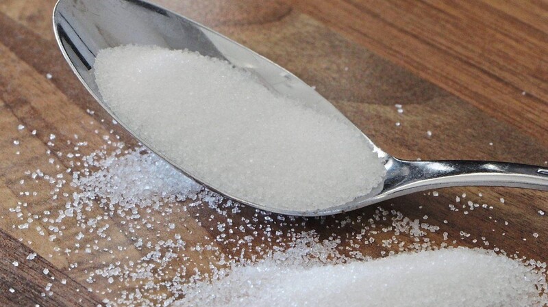 25 Gramm Zucker - diese Menge ist laut WHO pro Tag erlaubt.