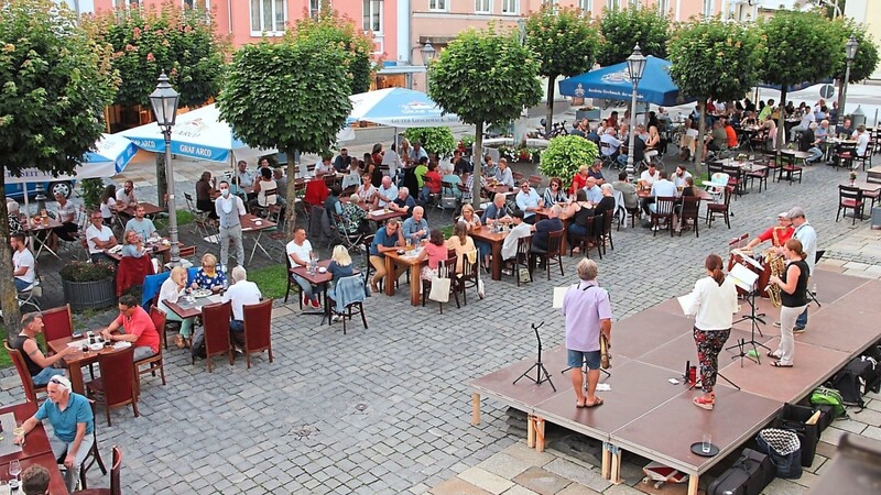 Urlaubsstimmung daheim: Das Biergartenkonzert am Marienplatz war überaus gut besucht.