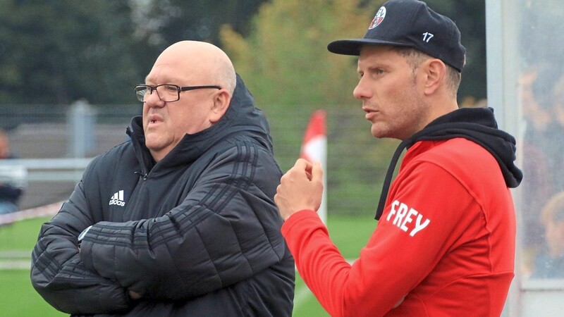 Der ASV Cham hat die Trainerfrage für die Saison 2021/2022 geklärt und Christian Ranzinger als Cheftrainer beim Bayernligisten installiert. Der ehemalige Chefanweiser Rüdiger Fuhrmann (li.) hat daraufhin seinen Posten zur Verfügung gestellt.