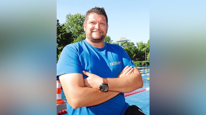 Seit 2020 ist Asim Ljubijankic als Rettungsschwimmer einer der Bademeister im Stadtbad.