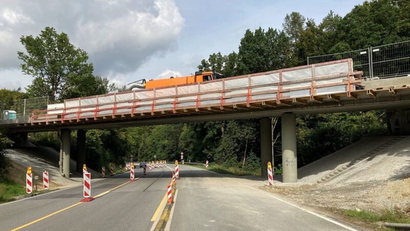 Die Pflasterarbeiten unterhalb der Brücke sind mittlerweile abgeschlossen, demnächst werden die Schutzplanken entlang der B299 wieder montiert.