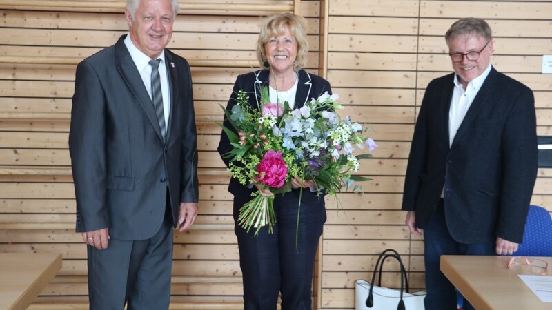 Die neue Zweckverbandsvorsitzende Babara Wilhelm mit ihrem Vorgänger Josef Peutler (links) und dem neuen Werksleiter Peter Obermeier.