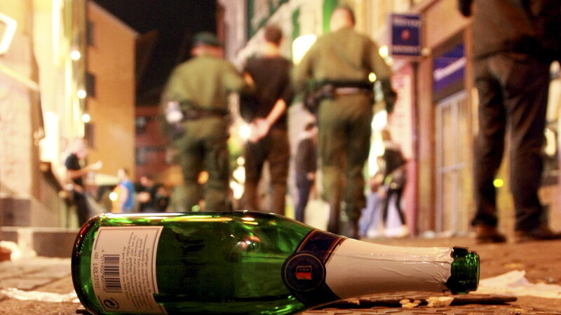 Ein Streit zwischen Betrunkenen ist am Samstagmorgen in Straubing eskaliert (Symbolbild).