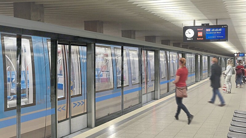 Eine zughohe gläserne Wand, die den 120 Meter langen U-Bahnsteig von den Gleisen abgrenzt - die Glastüren darin öffnen sich nur dann, wenn eine U-Bahn eingefahren ist. So könnten beim Pilotprojekt ab 2023 die geplanten Bahnsteigtüren am U-Bahnhof Olympiazentrum aussehen.