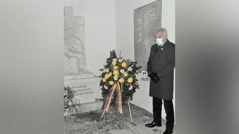 3. Bürgermeister Ludwig Bast bei der Kranzniederlegung am Kriegerdenkmal.